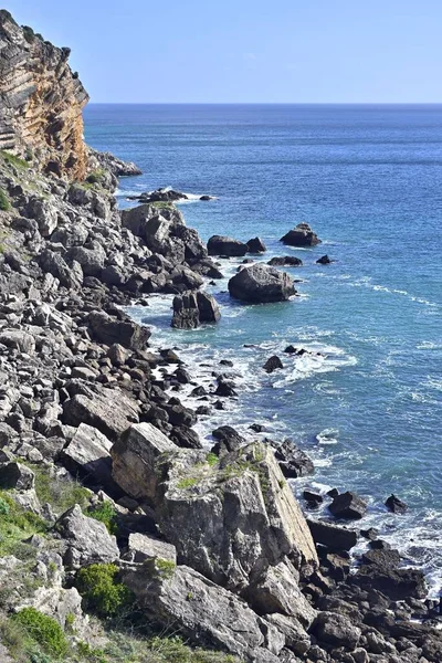 Lenyűgöző Sziklák Cape Espichel Partján Atlanti Óceán Portugáliában Kék Alatt — Stock Fotó