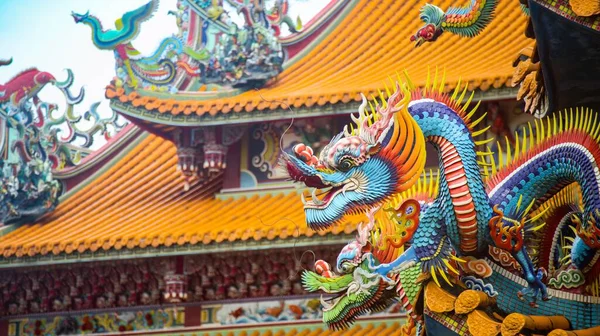 Una Escultura Dragón Techo Del Templo Chino — Foto de Stock