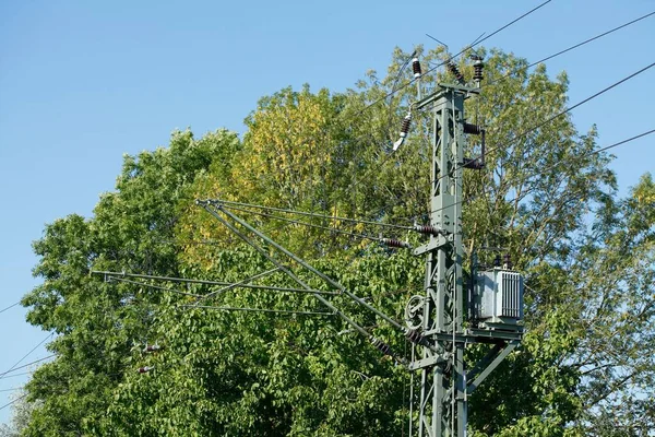 Yeşil Ağaçlara Avrupa Mavi Gökyüzüne Karşı Bir Demiryolu Direği Kablolar — Stok fotoğraf