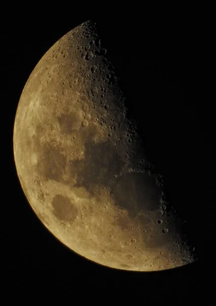 月球表面的一个垂直镜头 — 图库照片