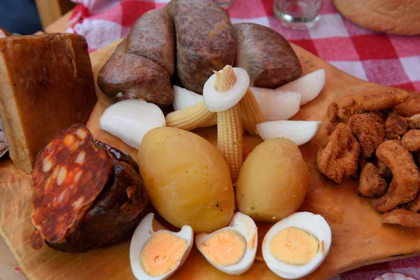 Close Carne Defumada Ovos Milho Batatas Cebolas Uma Tábua Madeira — Fotografia de Stock