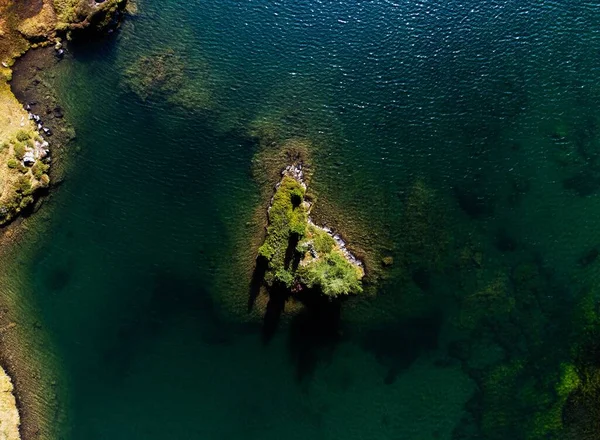Une Vue Aérienne Petit Terrain Verdoyant Entouré Par Lac Giglachseen — Photo