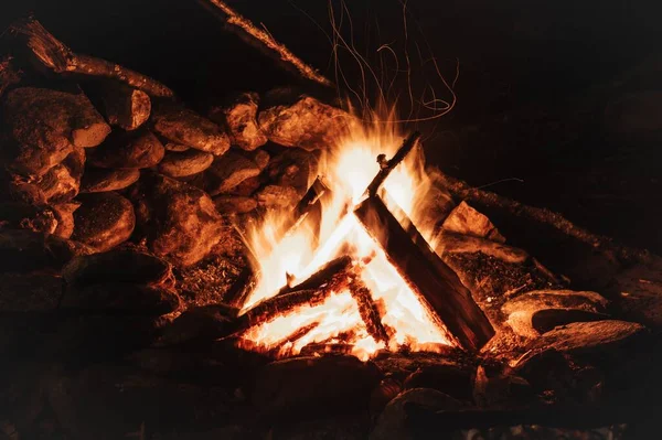 在寒冷的冬夜 一个温暖的篝火的特写镜头用木柴烧着了 — 图库照片