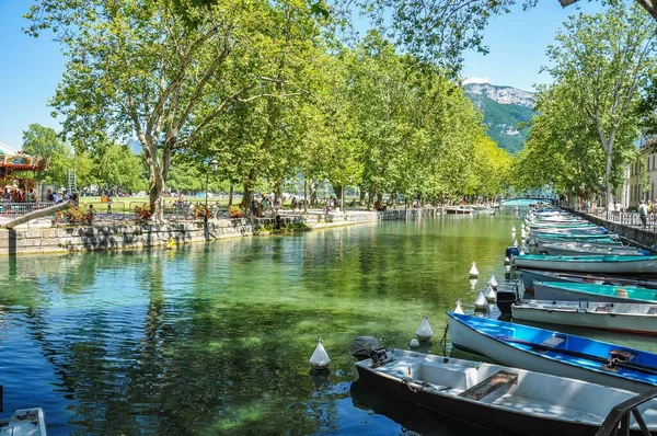 Hermoso Tiro Barcos Estacionados Muelle Lago Annecy Francia —  Fotos de Stock