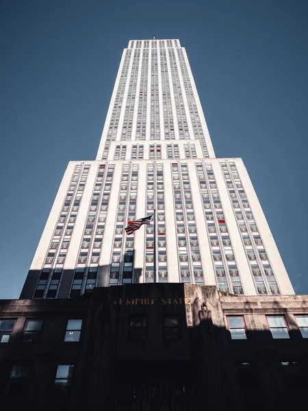 ニューヨークのエンパイアステートビルの垂直低角度ショット — ストック写真