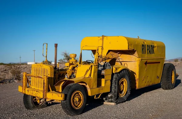 黄色拖拉机牵引着一辆装有丙烷罐的拖车 毛毛虫Dx101N系列4X2 被遗弃了 — 图库照片
