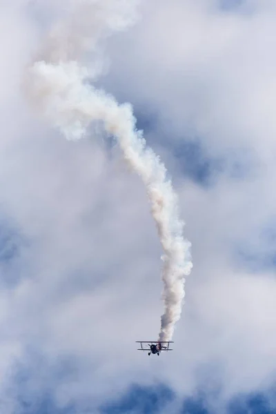 白い雲と青空に煙道を飛んで二面スタントの垂直ショット — ストック写真