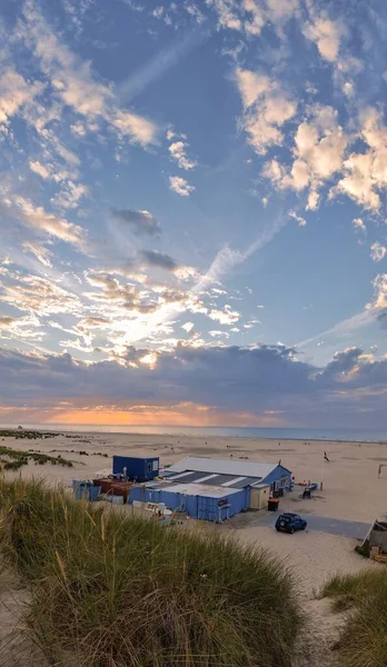 Vertical Shot Beautiful Sun Setting Big Clouds Calm Beach — Stock Photo, Image