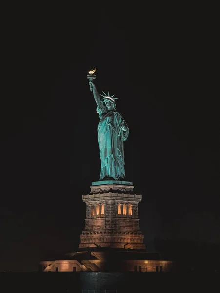 Une Belle Vue Une Statue Liberté Sur Fond Ciel Nocturne — Photo