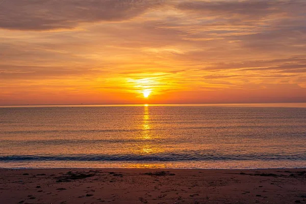 Okouzlující Pohled Západ Slunce Pobřeží Pod Oranžovou Oblohou — Stock fotografie