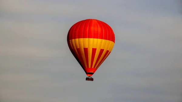 Balon Gorące Powietrze Kolorach Czerwonym Żółtym Latający Bezchmurnym Niebie — Zdjęcie stockowe