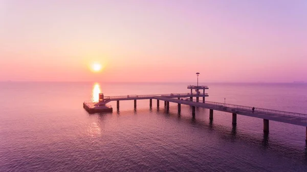 Pôr Sol Rosa Fascinante Sobre Horizonte Mar Com Cais — Fotografia de Stock