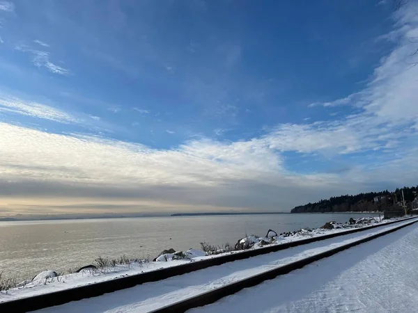 Красивый Вид Белый Снежный Берег Озера Голубым Облачным Небом — стоковое фото