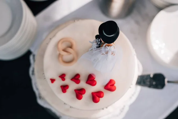 Egy Esküvői Torta Tetejére Néző Menyasszony Miniatúrával Piros Szívvel Díszítve — Stock Fotó
