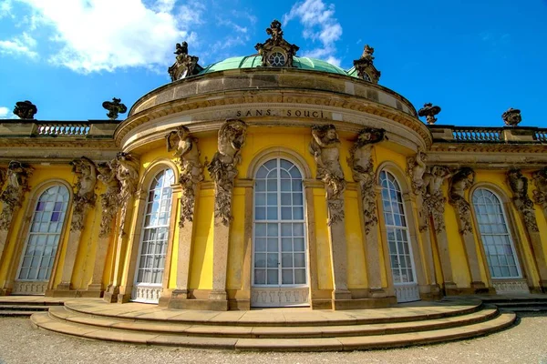Fachada Del Palacio Sanssouci Potsdam Alemania Contra Cielo Azul Soleado —  Fotos de Stock