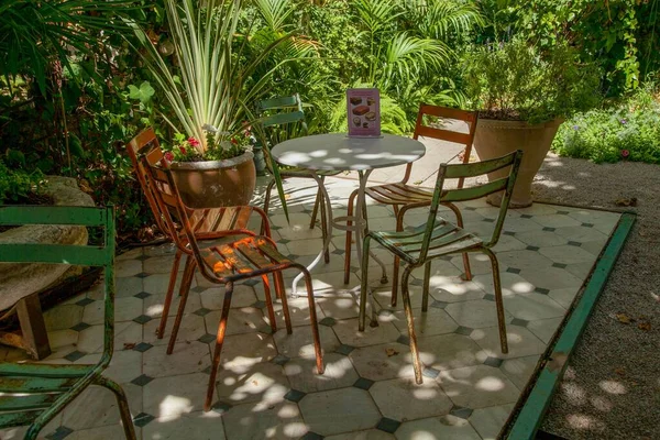 在阳光明媚的日子里 一家户外古色古香的咖啡馆 有盆栽和地砖 — 图库照片