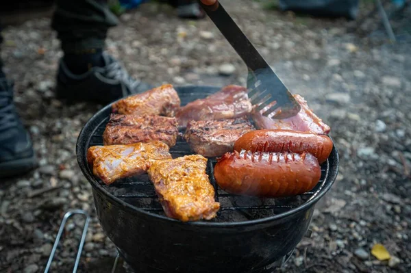 Высокоугольный Снимок Жареного Мяса Сосисок Размытом Фоне — стоковое фото