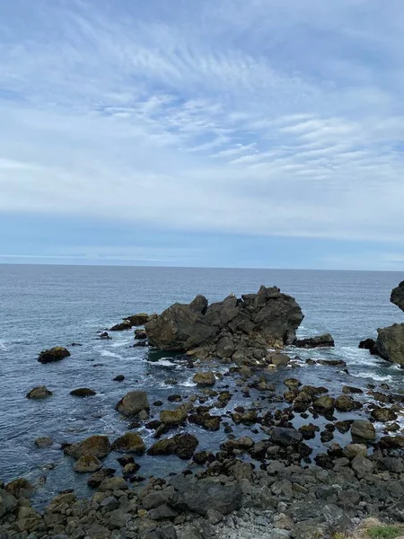 海の岩場の海岸の垂直ショット — ストック写真