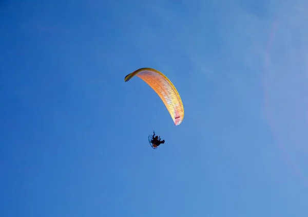 Ein Tiefflug Eines Gleitschirmfliegers Unter Dem Strahlend Blauen Sonnigen Himmel — Stockfoto