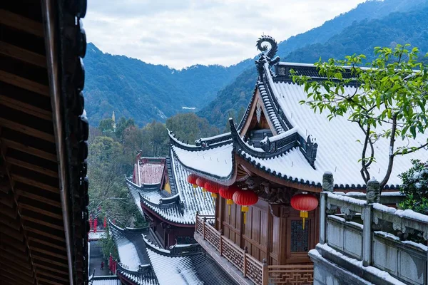 杭州の雪に覆われた仏教寺院から吊るされた中国の赤い提灯 — ストック写真