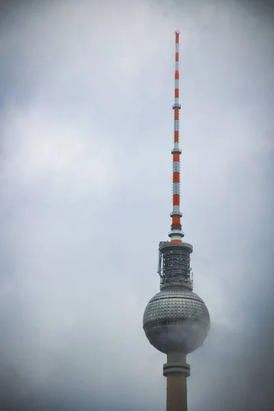 柏林Fernsehturm塔在多云的天空中垂直拍摄的照片 — 图库照片