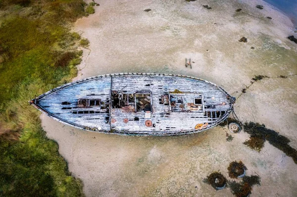 ドニゴールの晴れた日にビーチで古い船の空中トップビュー — ストック写真