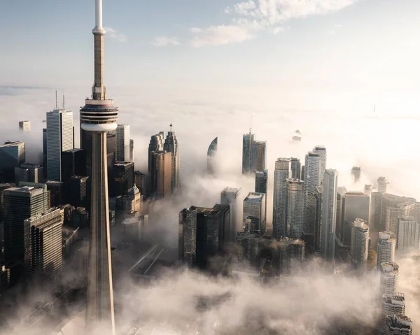Een Luchtfoto Van Toren Andere Hoge Gebouwen Bedekt Met Wolken — Stockfoto