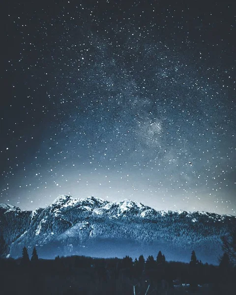 Прекрасный Ночной Пейзаж Горами Звездным Небом — стоковое фото