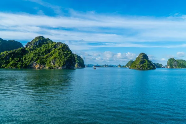 Het Prachtige Uitzicht Groene Kliffen Blauwe Zee Long Bay Vietnam — Stockfoto