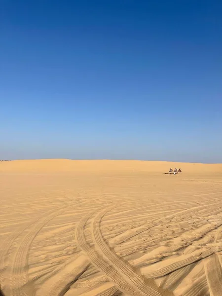 アラビア砂漠の滑らかな黄色の砂 青い空の下のドバイサファリ砂漠の垂直 — ストック写真