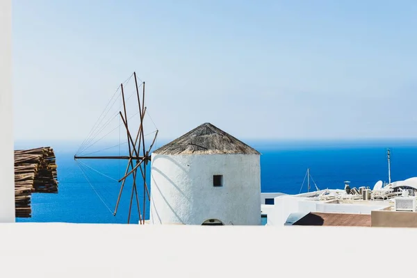 Wiatrak Złapany Tle Błękitnego Nieba Santorini Obok Białego Greckiego Budynku — Zdjęcie stockowe