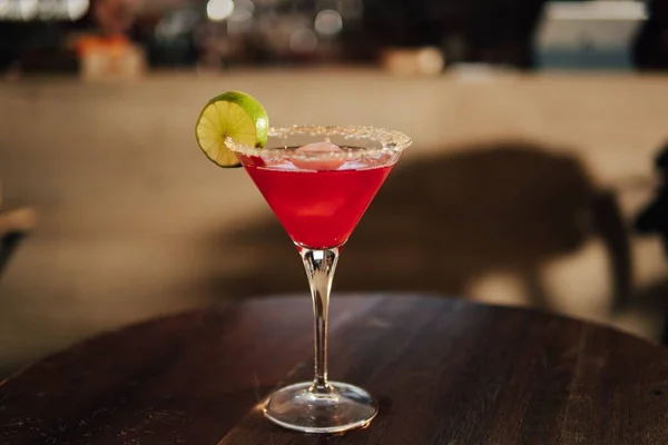 Verre Cocktail Cosmopolite Sur Table — Photo