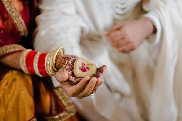 Χέρια Της Νύφης Και Του Γαμπρού Δένονται Πριν Από Τις — Φωτογραφία Αρχείου