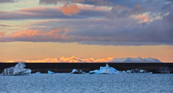 Вид Айсберги Плавають Поверхні Води Прекрасне Льодовикове Озеро Заході Сонця — стокове фото