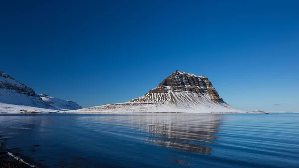 アイスランドの壮大なカークジュフォールの丘 海岸から見た — ストック写真
