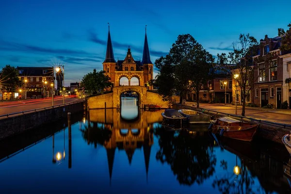 夜の建物に囲まれたオランダの街並みの空中風景 — ストック写真