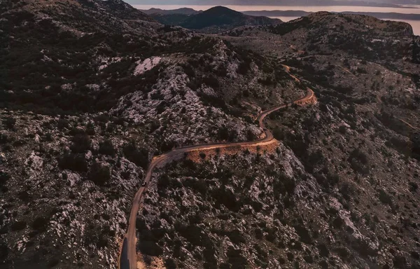Disparo Aéreo Dron Una Carretera Con Curvas Las Montañas —  Fotos de Stock