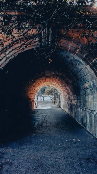 Вертикальный Снимок Арки Тоннеля Городе — стоковое фото