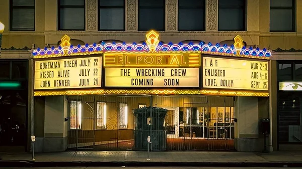 Los Angeles Taki Portal Tiyatrosu Nun Aydınlatılmış Dış Cephesi — Stok fotoğraf