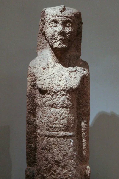 ベイルート国立博物館での古代の彫像の垂直ショット — ストック写真