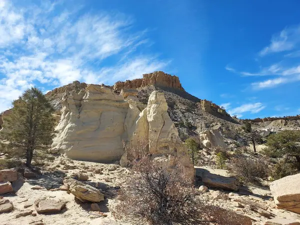 Uma Formação Geológica Natural Pedras Com Plantas Secas Sob Céu — Fotografia de Stock