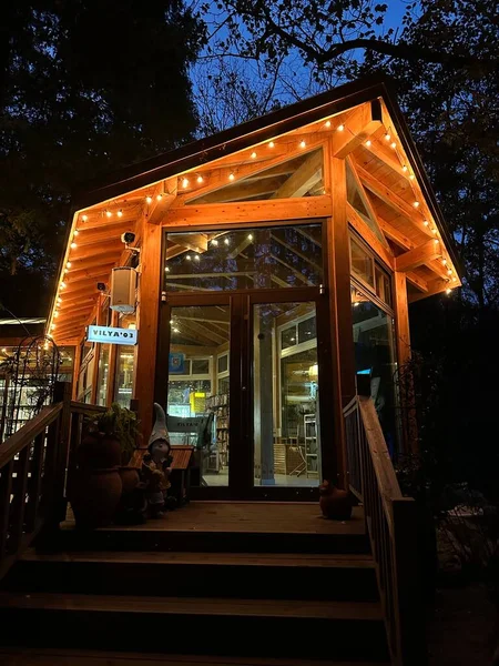 公園内にある明るい照明の小さなカフェ — ストック写真