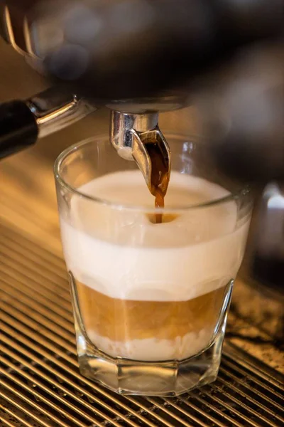 Makineden Yapılmış Bir Bardak Kahvenin Yakın Çekimi — Stok fotoğraf