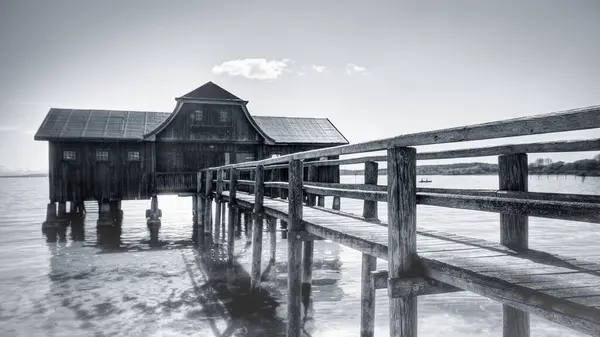 Черно Белый Вид Лодочный Сарай Озере Аммерзее Причалом Рядом Ним — стоковое фото