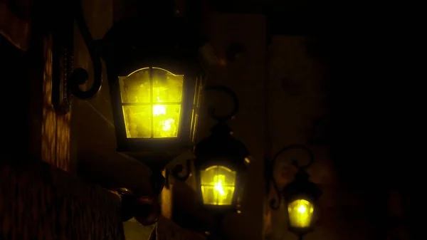 Karanlık Arka Planda Gece Lambalarının Yakın Çekimi — Stok fotoğraf
