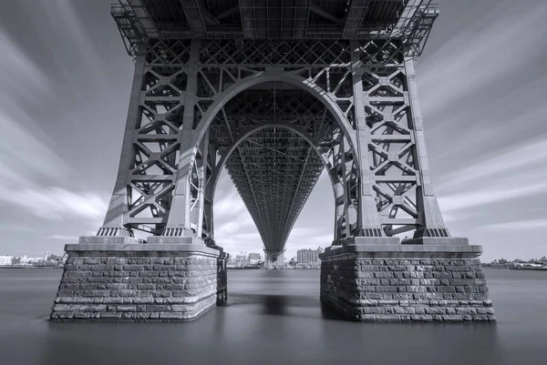 Bellissimo Scatto Del Manhattan Bridge Sotto Nuvole Scala Grigi — Foto Stock