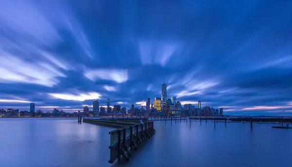 Tiro Hipnotizante Uma Paisagem Marinha Sob Nuvens Coloridas Com Reflexão — Fotografia de Stock