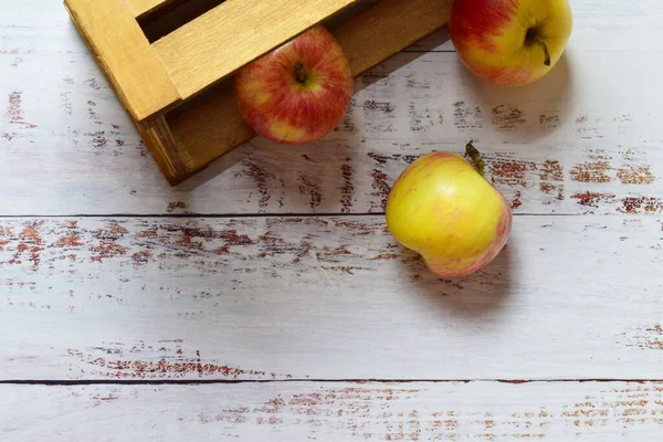 Eine Draufsicht Auf Gelb Rote Äpfel Einer Holzkiste Und Ausgebreitet — Stockfoto
