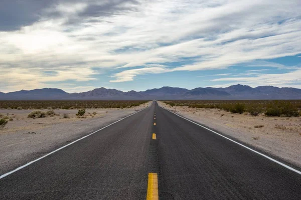 Vacker Bild Motorväg Mellan Torra Fält Riktade Mot Death Valley — Stockfoto