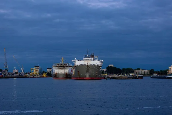 Industriell Inlandssjöfart Färgglada Kranar Hamn Vid Solnedgången Blå Timme Koncept — Stockfoto